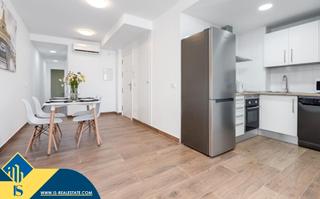 Piso en Las Piscinas Naturales. Apartamento con piscina comunitaria, en la provincia de alicante