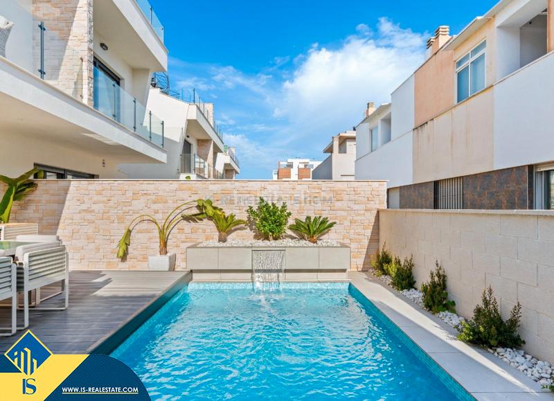 Foto 9cf18835-cda0-4099-8324-1dc83a775956. Chalet with parking pool in Los Secanos Guardamar del Segura