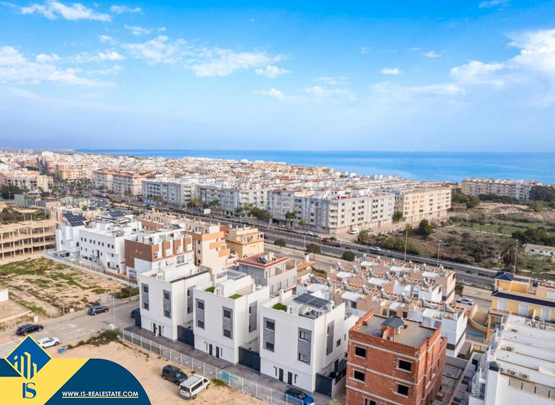 Foto fe05c417-9a96-4d78-96c8-62a3e6853fc3. Chalet with parking pool in Los Secanos Guardamar del Segura