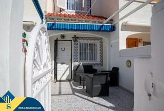 Maison à Zona Carrefour - Urbanizaciones. Bungalow reformado con piscina comunitaria, en la provincia de a