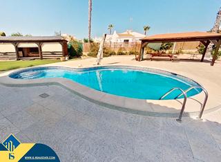 Xalet a Zona Carrefour - Urbanizaciones. Villa con piscina privada, en la provincia de alicante, en la ci