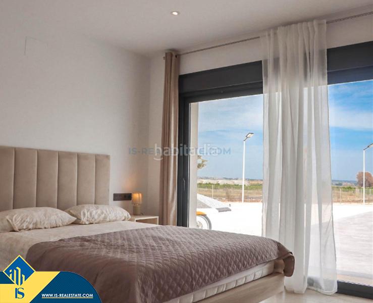Foto 811cb9a3-13d9-4953-9384-1616ea1e75bc. Chalet villa con piscina privada, en la provincia de alicante, en rojales, en la ciudad de ciudad quesada. 4 habitaciones | 240 m² | a 6 en Formentera del Segura