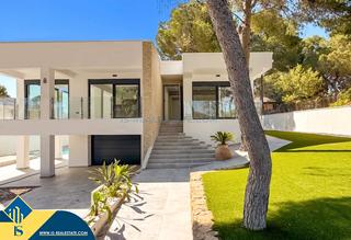 Xalet a Los Balcones-Los Altos. Villa con piscina privada, en la provincia de alicante, en la ci
