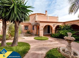 Xalet a Zona Carrefour - Urbanizaciones. Villa con piscina privada, en la provincia de alicante, en la ci