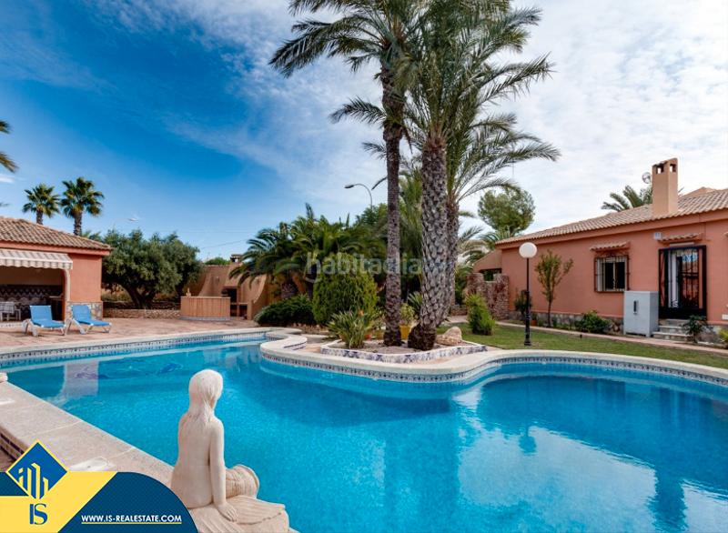 Foto 0620addb-bbff-4251-b52f-a477e34bc200. Chalet with parking pool in Zona Carrefour - Urbanizaciones Torrevieja