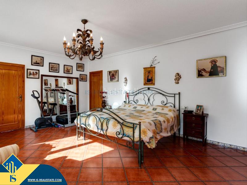 Foto 4788aac7-d80e-47f2-ab13-a85557d2b1fe. Chalet with parking pool in Zona Carrefour - Urbanizaciones Torrevieja