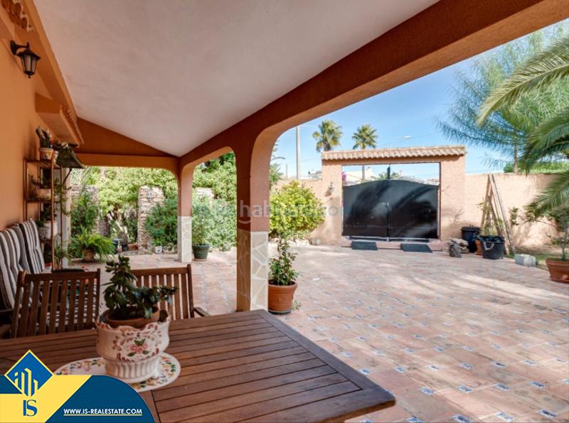 Foto b90a2af9-ebbd-4ad5-aaa5-911be4f53804. Chalet with parking pool in Zona Carrefour - Urbanizaciones Torrevieja