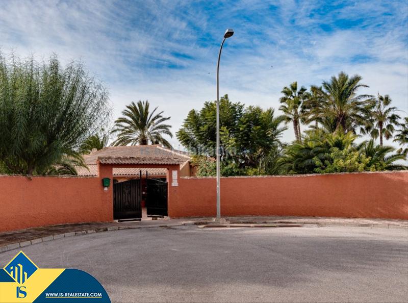 Foto d952b3aa-d2aa-46f3-94cf-7afe8a912dc1. Chalet with parking pool in Zona Carrefour - Urbanizaciones Torrevieja
