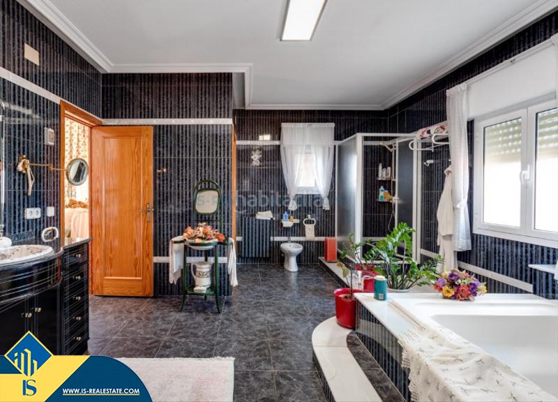 Foto f85b5d80-1ad5-4eee-881c-4b33dd2aa790. Chalet with parking pool in Zona Carrefour - Urbanizaciones Torrevieja