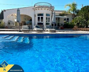 Xalet a Zona Playa de los Locos. Villa con piscina privada, en la provincia de alicante, en la ci