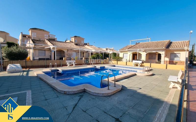 Foto 0da0b11a-70bc-4723-a7fc-c3ef6021e34c. Casa pareada casa con piscina comunitaria, en la provincia de alicante, en la localidad . 3 habitaciones | 87 m² | 400 m en Guardamar del Segura