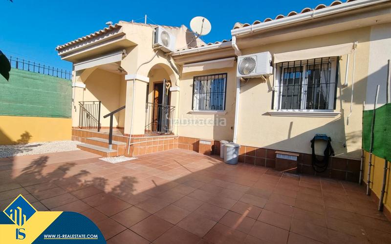 Foto 28497140-6f20-4ebd-9dd7-a777c3126bae. Casa pareada casa con piscina comunitaria, en la provincia de alicante, en la localidad . 3 habitaciones | 87 m² | 400 m en Guardamar del Segura