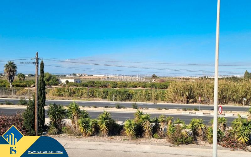 Foto cce107b5-4b1d-4e08-8a9a-f0c0f0071875. Casa pareada casa con piscina comunitaria, en la provincia de alicante, en la localidad . 3 habitaciones | 87 m² | 400 m en Guardamar del Segura