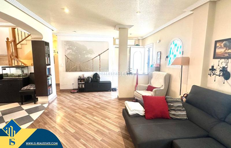 Foto 1419a390-ad4c-440c-9e15-e05626850269. Casa adossada amb xemeneia calefacció aparcament piscina a Orihuela