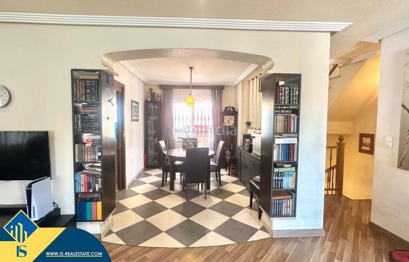 Foto 2032821a-6436-48f3-92fe-cbbc45fc778b. Casa adossada amb xemeneia calefacció aparcament piscina a Orihuela