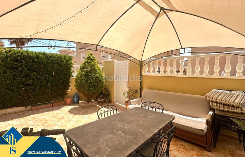 Foto b741c28d-27a8-4e02-9cf1-63cdf00fce5a. Casa adossada amb xemeneia calefacció aparcament piscina a Orihuela