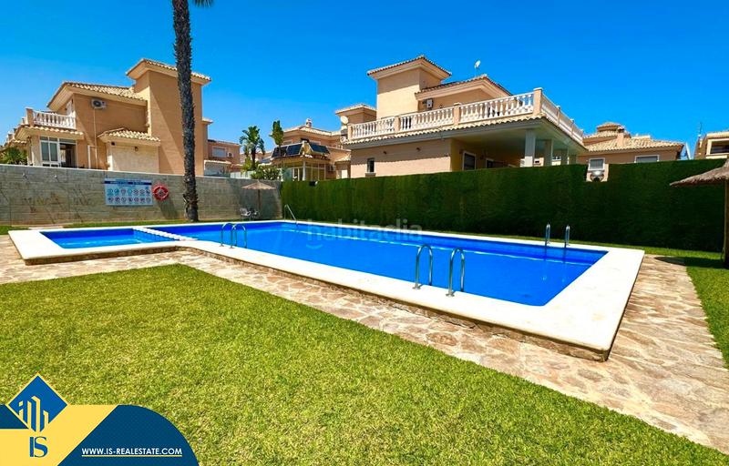 Foto db7f7bf1-079f-46cc-bf23-b6411dc15951. Casa adossada amb xemeneia calefacció aparcament piscina a Orihuela