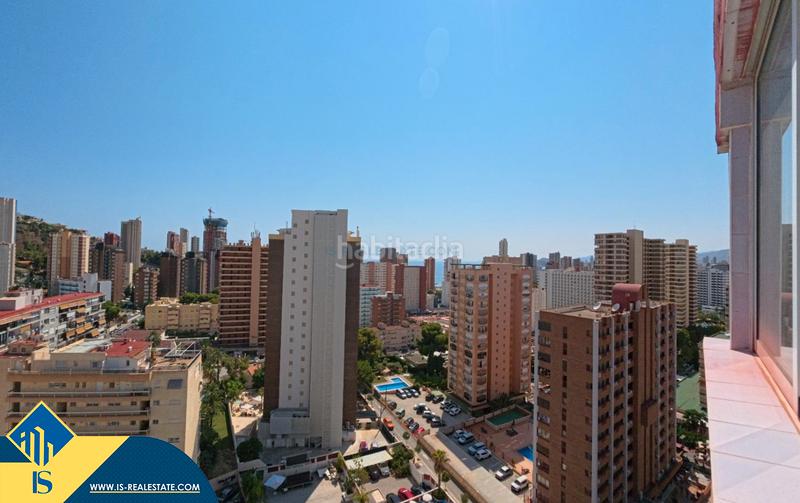 Foto a4232fea-f3a5-47dc-b0e4-696efdebae8c. Ático  reformado con piscina comunitaria, en la provincia de alicante, en la ciudad . 3 habitaciones | 124 m² | 500 metr en Benidorm