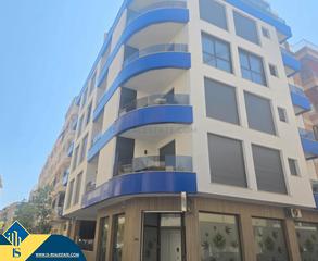 Piso en Las Piscinas Naturales. Apartamento con piscina comunitaria, en la provincia de alicante
