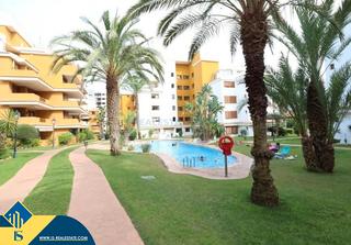 Àtic a Punta Prima. Ático con piscina comunitaria, en la provincia de alicante, en l