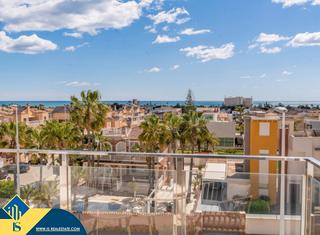 Piso en La Zenia. Apartamento con piscina comunitaria, en la provincia de alicante