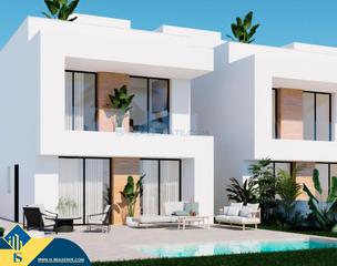 Chalet à La Zenia. Casas en construcción con piscina privada, en la provincia de al