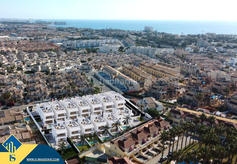 Foto 124f9f45-2f6d-4707-b421-8462302daeaf. Chalet with parking pool in La Zenia Orihuela