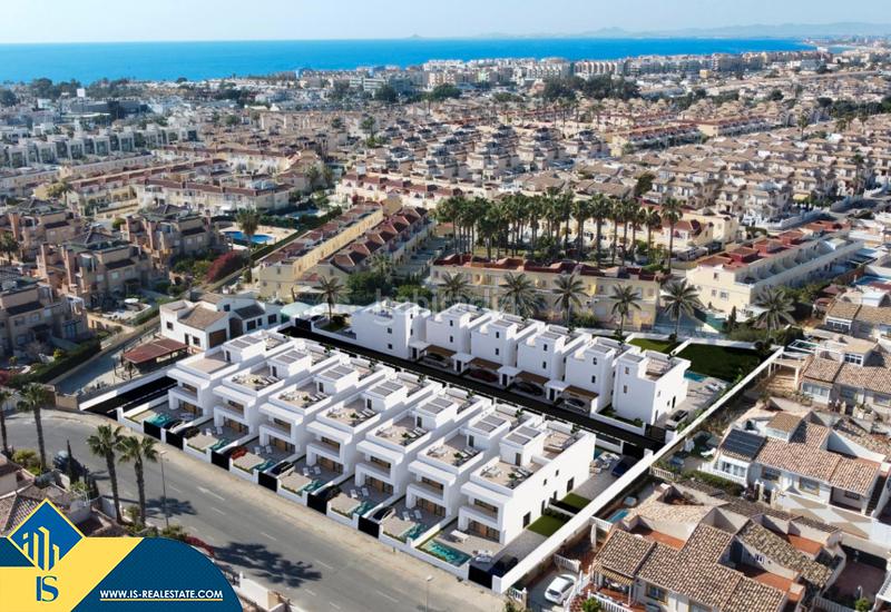 Foto bacada3f-4b02-4965-819f-389d3a478e39. Chalet with parking pool in La Zenia Orihuela