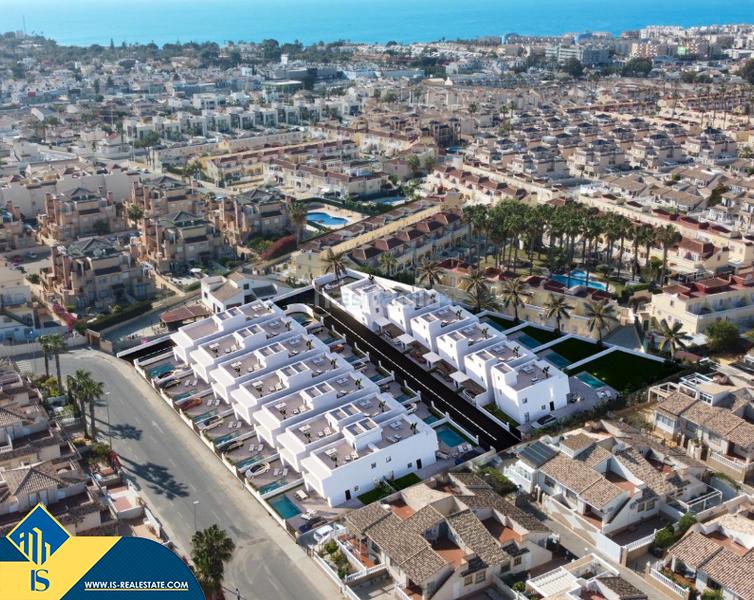 Foto c92f24ef-689b-4252-b835-67d13bc03cbb. Chalet with parking pool in La Zenia Orihuela