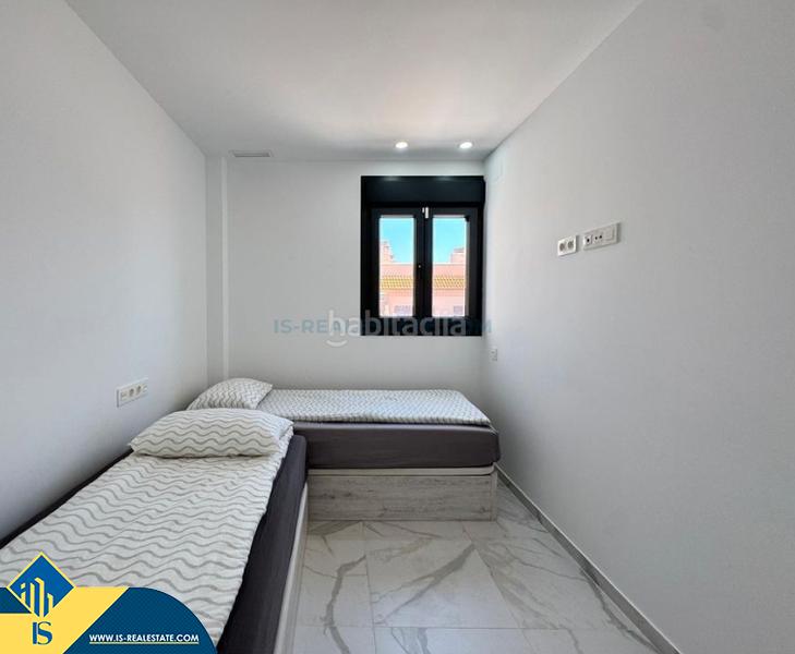 Foto 0052aee7-7bb1-4b7a-aaa0-8ad6f0882d65. Piccolo appartamento con parcheggio piscina in Las Piscinas Naturales Torrevieja