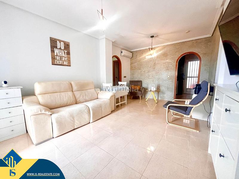 Foto 38d08669-74bb-4e39-839b-4a9c2f2a89f8. Casa bungalow con piscina comunitaria, en la provincia de alicante, en la ciudad costa. 2 habitaciones | 75 m² | 3 kilómetr en Orihuela