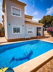 Xalet a Lomas de Cabo Roig - Los Dolses. Villa con piscina privada, en la provincia de alicante, en la ci