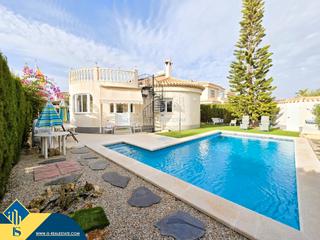 Xalet a Playa Flamenca. Villa con piscina privada, en la provincia de alicante, en la ci