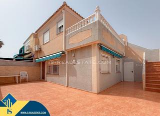 Maison jumelée à Zona Carrefour - Urbanizaciones. Casa con piscina comunitaria, en la provincia de alicante, en la
