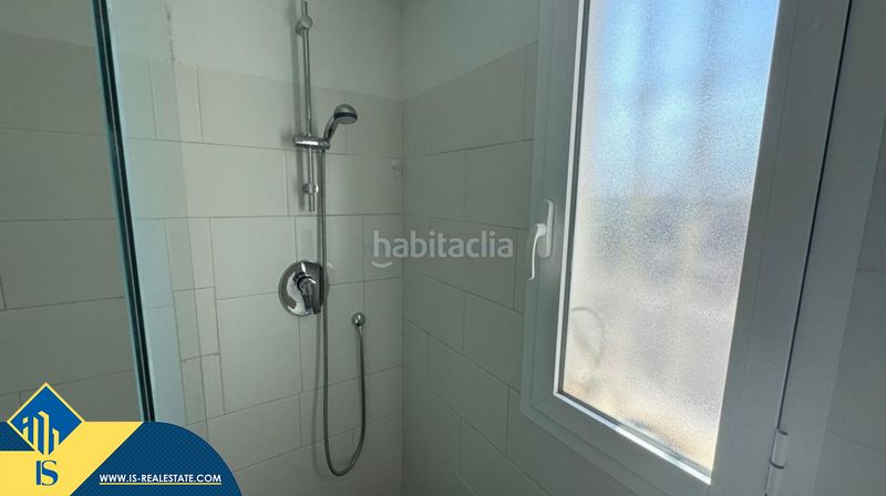 Foto 2723b727-9c95-440e-92fa-e0c9f7c9a21b. Casa adossada amb calefacció aparcament piscina a Torrevieja