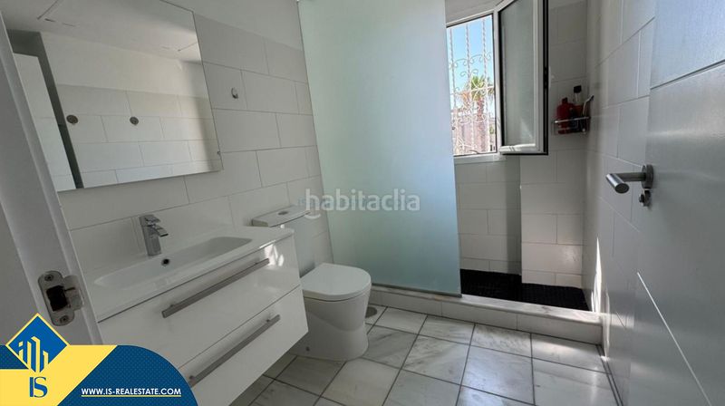 Foto b404dfc9-be0c-4688-916e-1cdbc35a6960. Casa adossada amb calefacció aparcament piscina a Torrevieja