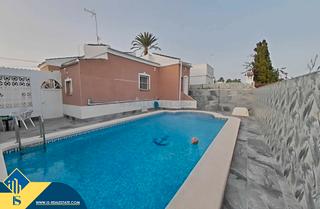 Xalet a Zona Carrefour - Urbanizaciones. Villa con piscina privada, en la provincia de alicante, en la ci