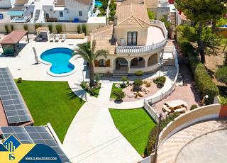 Xalet a Zona Carrefour - Urbanizaciones. Villa con piscina privada, en la provincia de alicante, en la ci