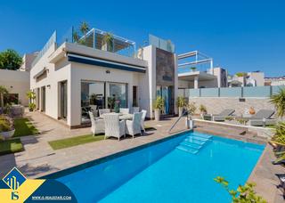 Chalet in Los Almendros. Villa con piscina privada, en la provincia de alicante, en la ci