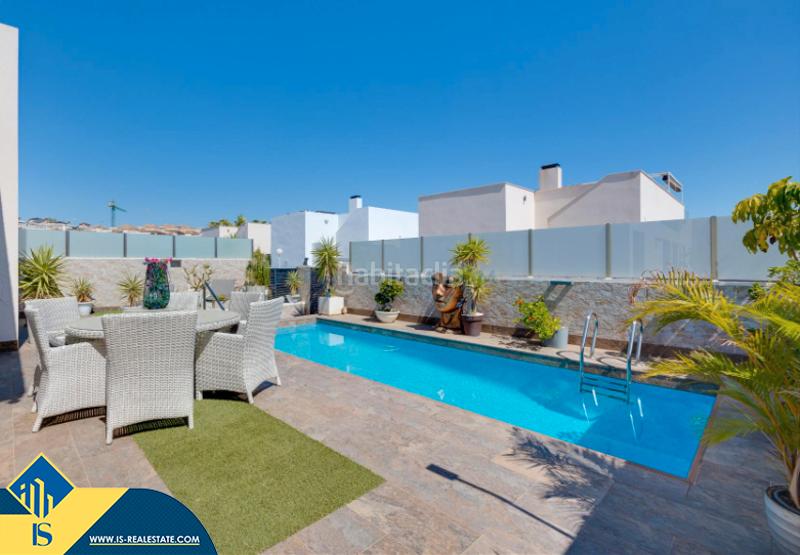 Foto 6ac8a4e9-d52c-4ba7-8a76-23d60e6522f2. Chalet con parcheggio piscina in Los Almendros Orihuela