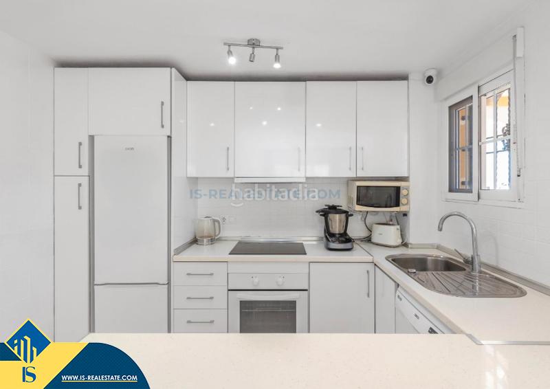 Foto f651554f-2b38-4106-a11d-51dfe2212199. Piso dúplex con terraza en la provincia de alicante, en la ciudad costa. 4 habitaciones | 103 m² | 2 kilómetros del mar en Orihuela