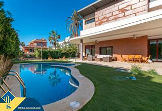 Chalet in Cabo de las Huertas. Villa con piscina privada, en la provincia de alicante, en la ci
