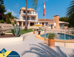 Chalet à Campoamor. Villa con piscina privada, en la provincia de alicante, en la ci