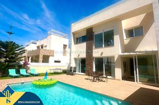 Chalet à Zona los Frutales. Villa con piscina privada, en la provincia de alicante, en la ci