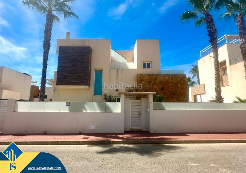 Foto 3ce1a0a2-477f-4710-8aa9-1563192c52ff. Chalet avec parking piscine dans Zona los Frutales Torrevieja