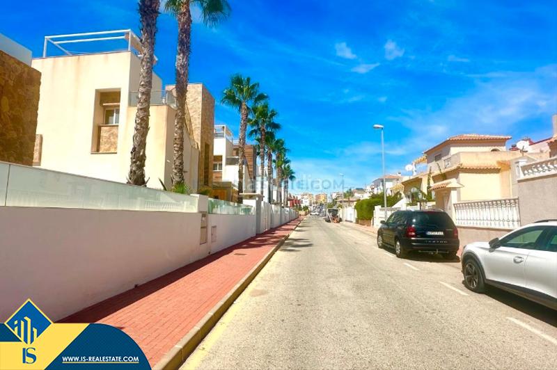 Foto 72e1fa5e-c987-4c8b-8b22-7ca7a6ed7c85. Chalet avec parking piscine dans Zona los Frutales Torrevieja