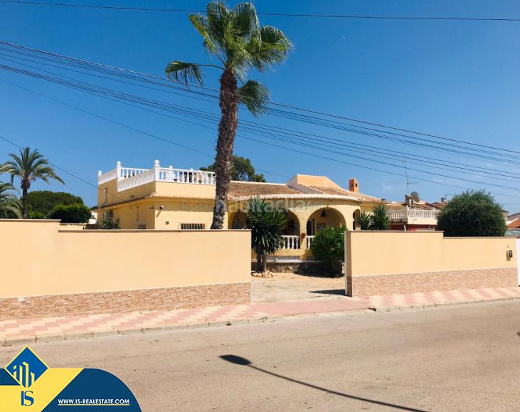 Foto 126d0002-206f-4224-b126-0107df8a6a43. Chalet villa renovada con piscina privada, en la provincia de alicante, en la ciudad , en la zona de el chaparral. 3 habitac en Torrevieja