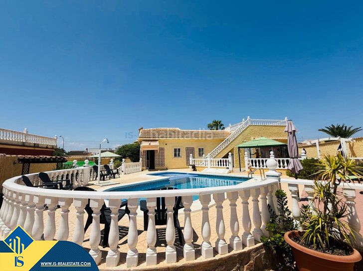 Foto 4c5ce90b-1f39-473b-ae7b-bb89f897bc03. Chalet villa renovada con piscina privada, en la provincia de alicante, en la ciudad , en la zona de el chaparral. 3 habitac en Torrevieja