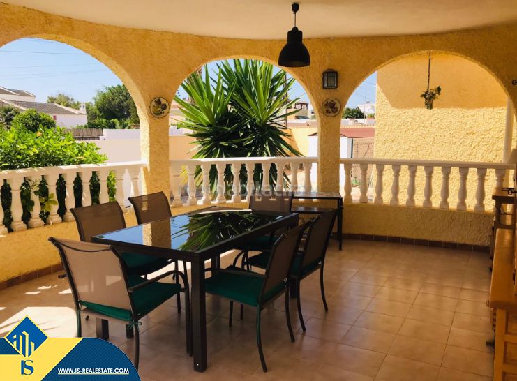 Foto 84f12782-0743-46df-b5d1-ec4716c43067. Chalet villa renovada con piscina privada, en la provincia de alicante, en la ciudad , en la zona de el chaparral. 3 habitac en Torrevieja