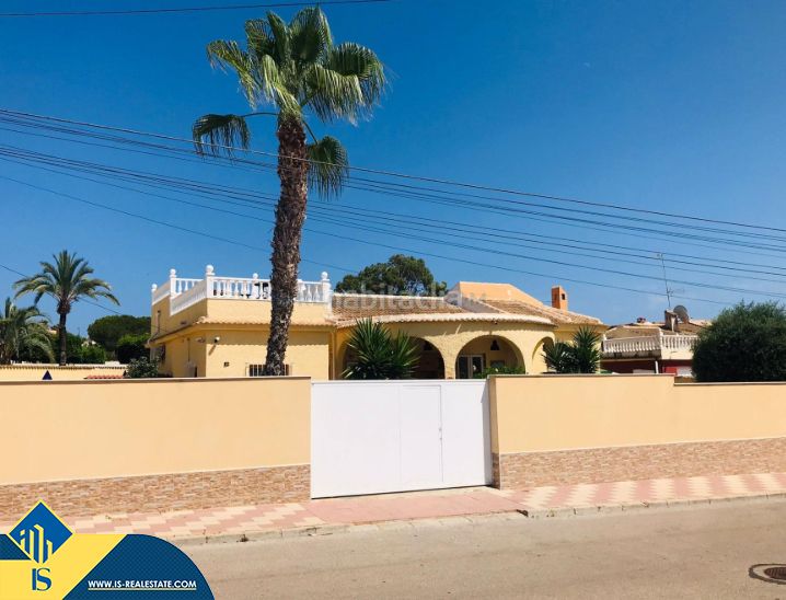 Foto d039d15a-b83a-4262-bd77-8415990edd31. Chalet villa renovada con piscina privada, en la provincia de alicante, en la ciudad , en la zona de el chaparral. 3 habitac en Torrevieja